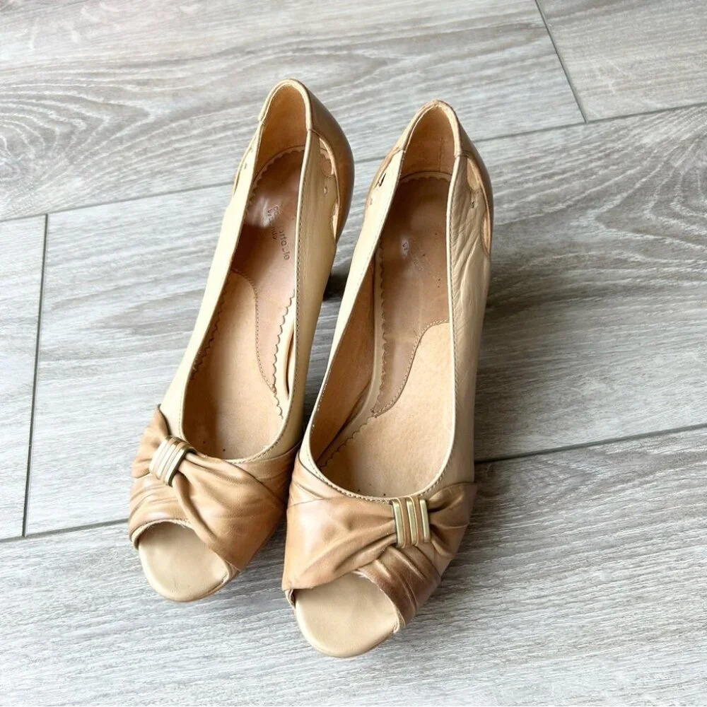 Blondo Tan Ivory Contrasting Colour Leather Peep Toe  Cutout Platform Pumps - Picture 2 of 16
